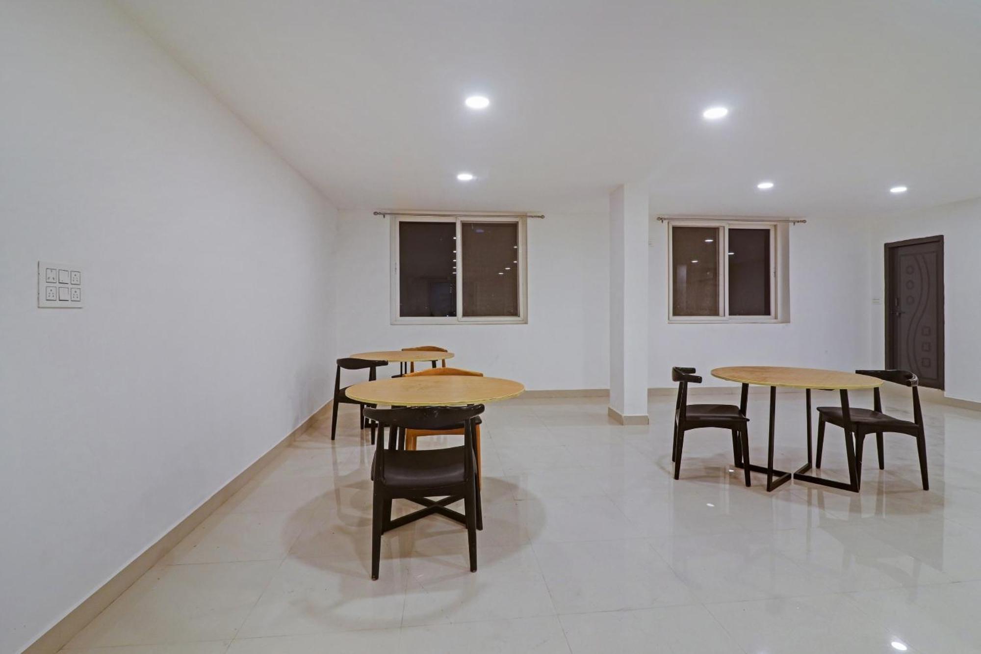 Super Townhouse Che Sigma Hotell Hyderabad Eksteriør bilde