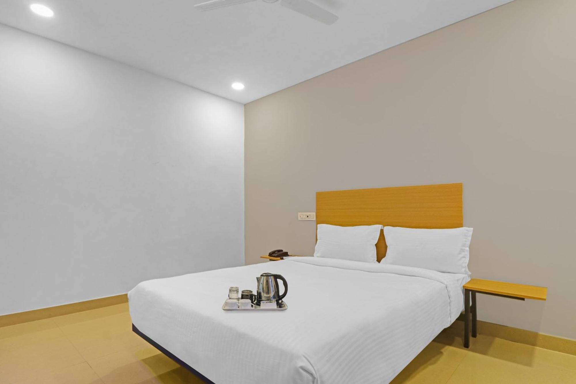 Super Townhouse Che Sigma Hotell Hyderabad Eksteriør bilde
